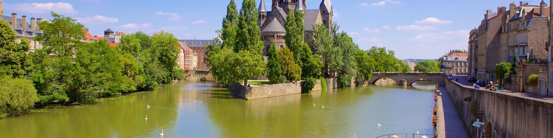 Metz featuring heritage elements, a river or creek and heritage architecture