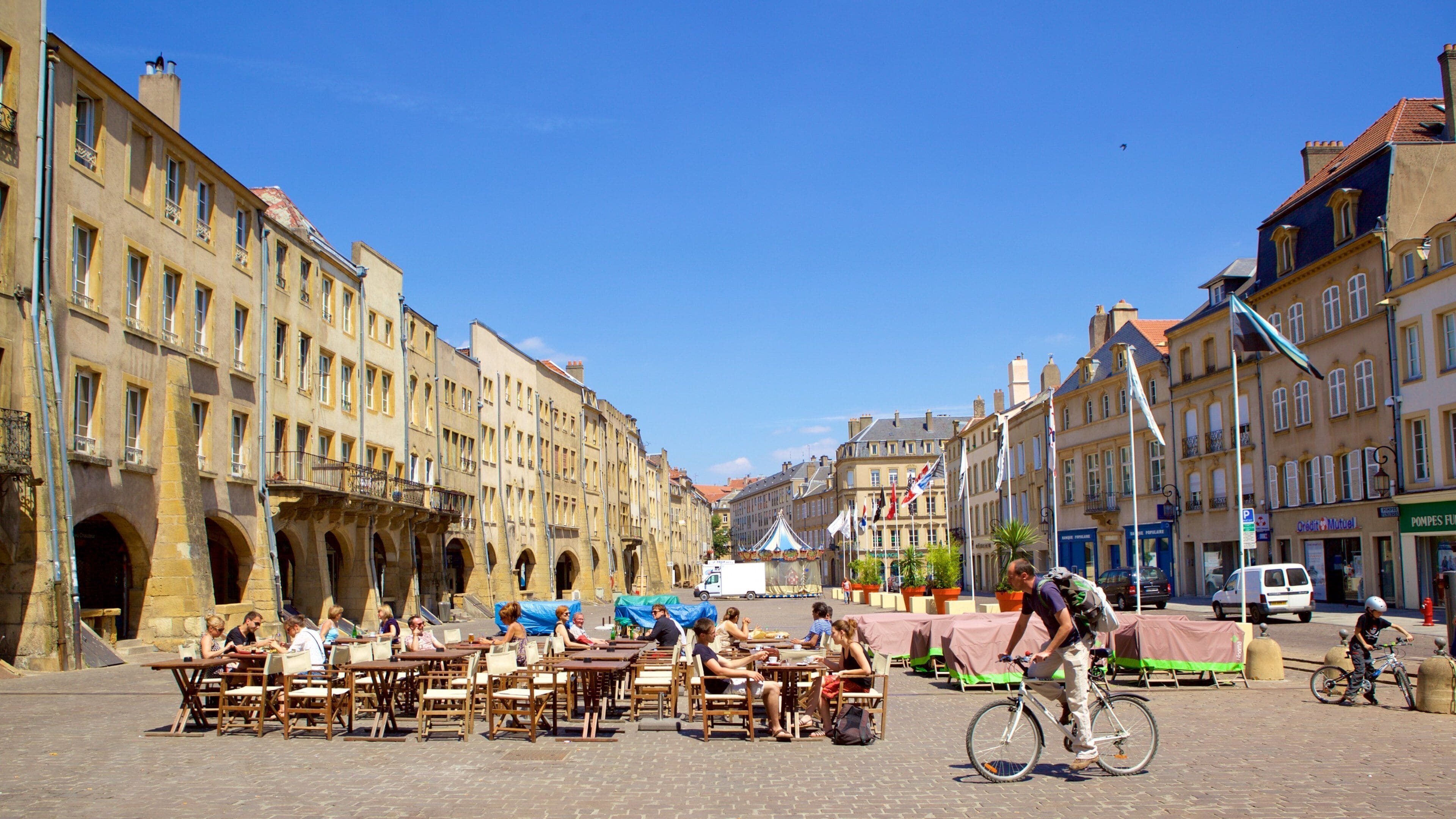 Metz which includes outdoor eating and street scenes