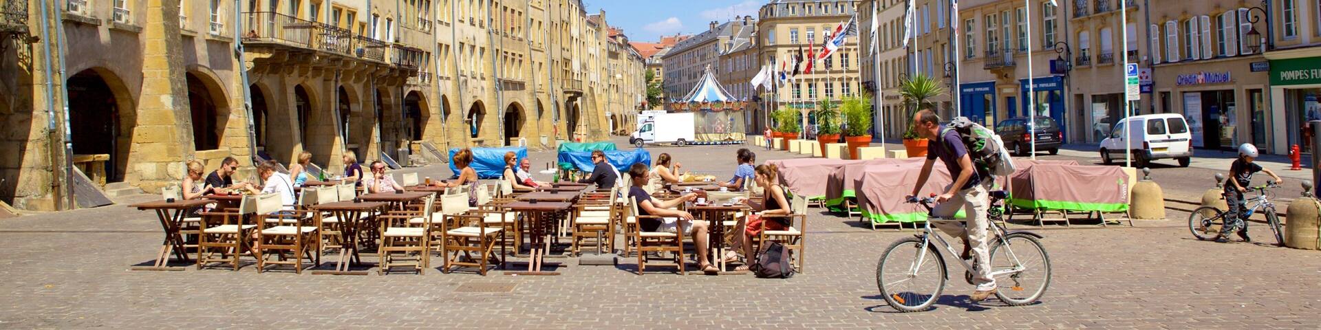 Metz which includes outdoor eating and street scenes