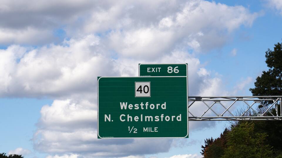 A highway exit sign for Exit 86, indicating Westford and N. Chelmsford 1/2 mile ahead.