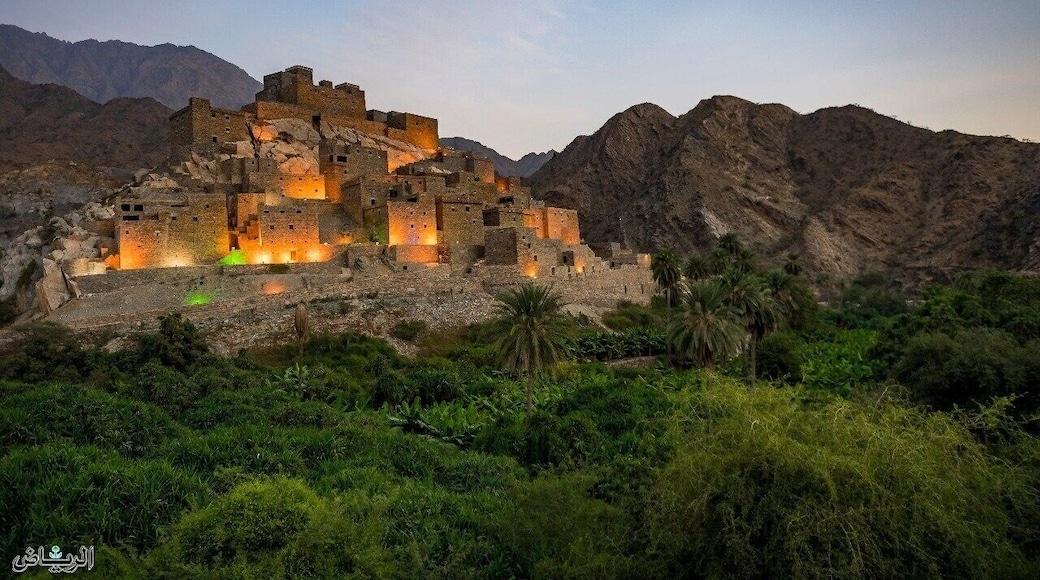 (The eye village)
It originated in the tenth century AH and is more than 400 years old. The village was built on top of a white mountain and is famous for planting bananas, lemons, peppers, basil, cady, and handicrafts. The village includes many houses consisting of two to four floors, a small mosque and many forts used to defend the village and observe. The village has its own association that takes care of its affairs, as the association published a statistic for the number of visitors and they have reached 100,000 since the association was established only. The village is also among ten sites that the Saudi government approved in November 2014 to ask UNESCO to include it in the World Heritage List in the coming years