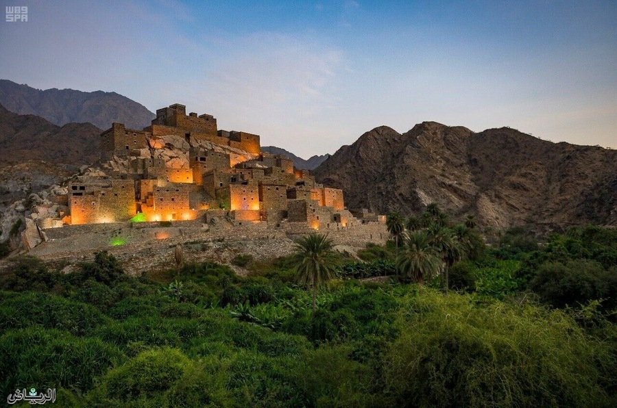 (The eye village)
It originated in the tenth century AH and is more than 400 years old. The village was built on top of a white mountain and is famous for planting bananas, lemons, peppers, basil, cady, and handicrafts. The village includes many houses consisting of two to four floors, a small mosque and many forts used to defend the village and observe. The village has its own association that takes care of its affairs, as the association published a statistic for the number of visitors and they have reached 100,000 since the association was established only. The village is also among ten sites that the Saudi government approved in November 2014 to ask UNESCO to include it in the World Heritage List in the coming years