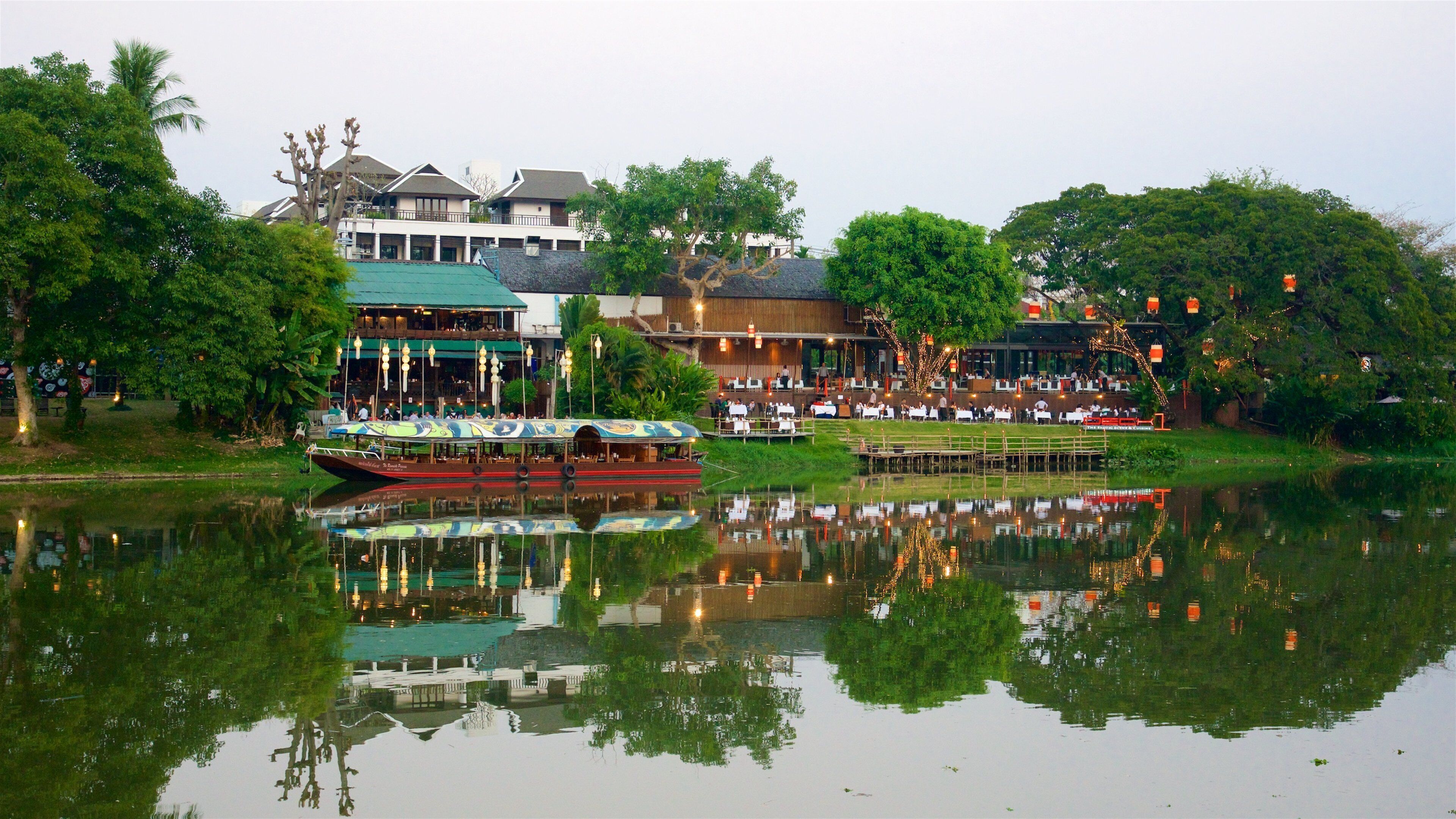 Chiang Mai que inclui um lago ou charco