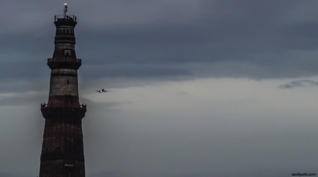 Ironically, I hate flying but I love taking shots of airplanes. 😑
Just another evening, only the skies roared with a different shade this time.☺️
#canonshots #qutubminar #airplanes #sassilysolo #delhi #cloudysky #evenings #dusk
