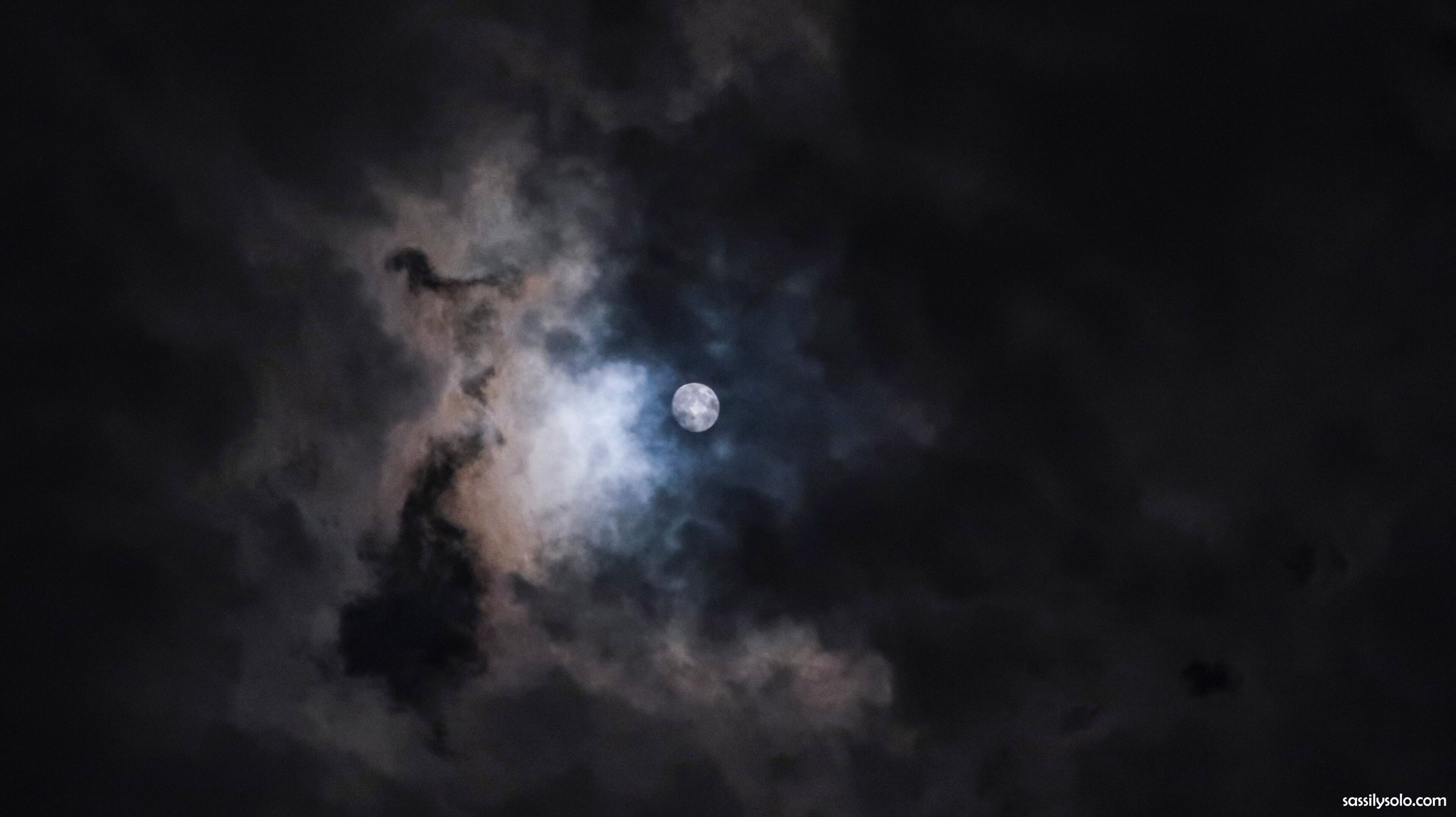 I knew my shot was right there when I looked up. It was a cloudy evening, a highly unlikely feature of #Delhi, with mild showers. The clouds ran past allowing only a furtive glimpse of the moon. But a little patience (and about a fifteen different clicks) was all I needed to get this shot. It was all worth it!!!

#photographicstories #talesofthelens #sassilysolo #home #delhi #cloudyskies #evenings #dramaticsky #dusk #moon #canonshots #india