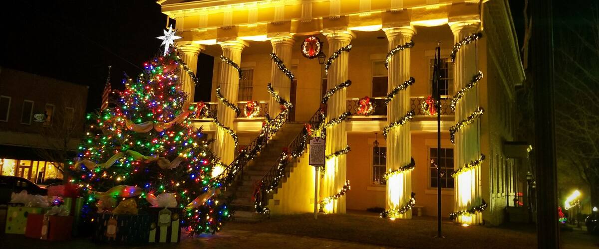 Historic downtown Newberry SC, all decked out for Christmas.
shadow&light photography, 2019.