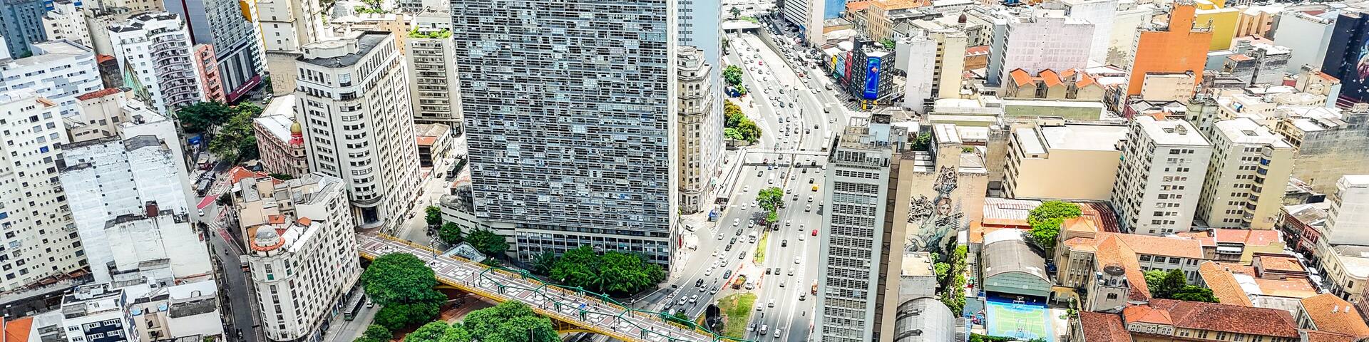 Visão aérea do Viaduto do Chá e do Vale do Anhangabaú, em São Paulo. A foto captura a movimentação urbana e os marcos históricos em um dos centros mais importantes da cidade