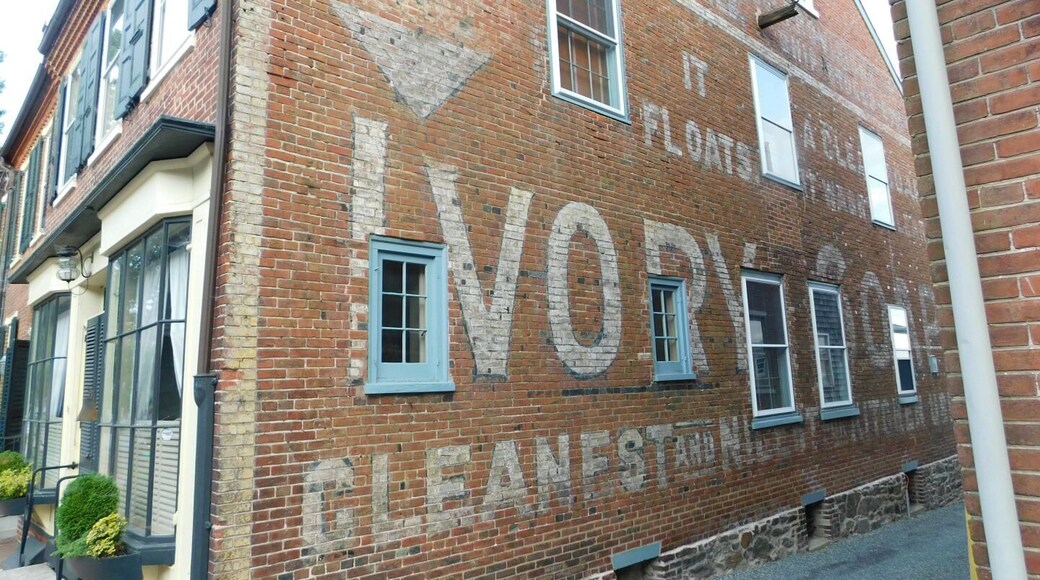 Packet Alley- a historic spot where cargo was unloaded from Delaware Bay. People such as Andrew Jackson and Daniel Webster had once graced this small walkway in New Castle.