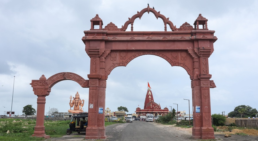 India, Gujarat, Saurashtra, View of Main Entrance Arch of Shri Nageshwar Temple, One of the 12th Jyotirlinga, Dwarka.