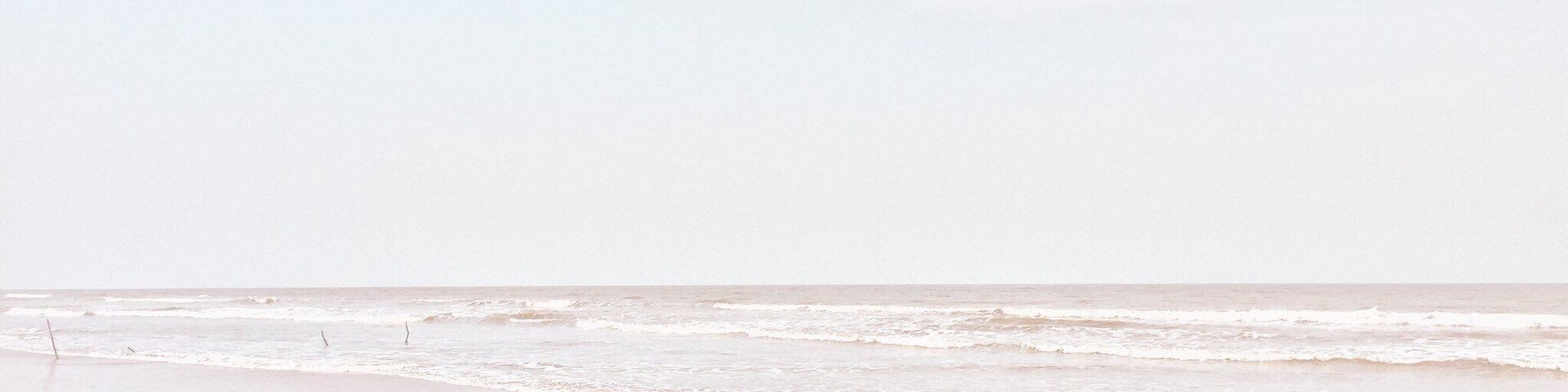 Hamsaladeevi is a pristine white sand beach which is he to be explored and visited by seasoned tourists. Ideal for a day trip, the plusof this beach is that you can watch the greenery that a coastal side has to offer, watch the beach and in addition view the confluence of Mighty Krishna River into the sea...