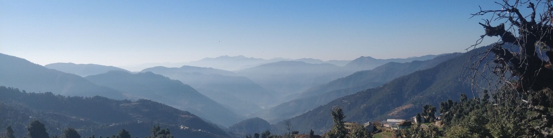 The splendid view during the Brahmatal Trek which started from Lohajung in Uttrakhand!
#mountainsinindia #himalayas #viewslikethis #brahmataltrek