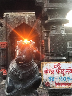 Temples in India are beautiful  and serene... And the sunrise from the temple situated  in the Sahydri mountain ranges are always encaptivating. This one is at the Yamai temple Aundh. And the beauty is the perfect timing when thus orange  rays were shining on Nandi!!! Just beautiful  and positive.. #incriedibleindia #maharashtra #sahyadri #temple #sunrise #positivity #sunrays