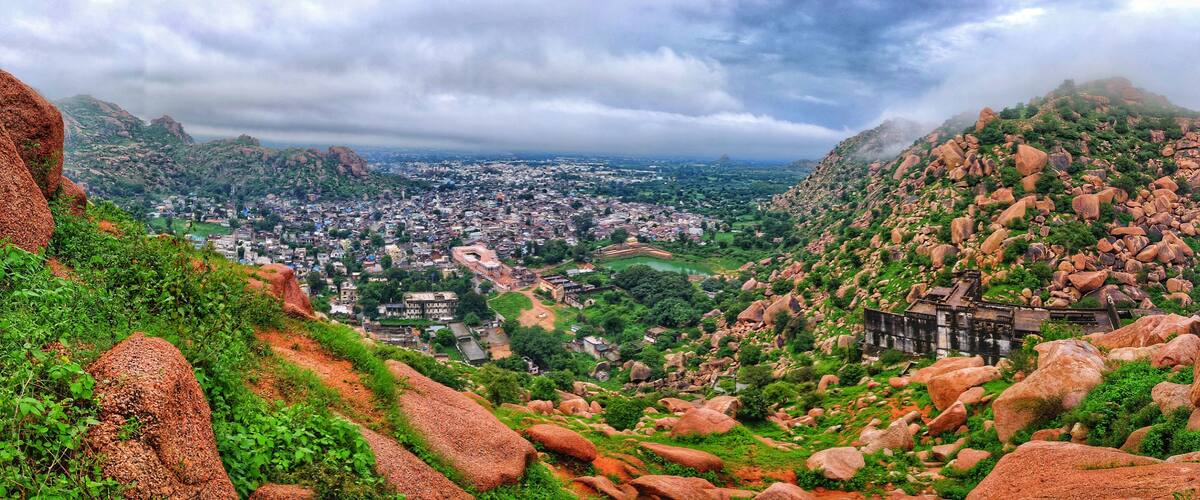 Paisagem montanhosa com uma cidade situada no vale.