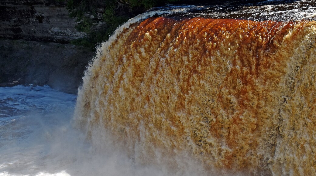 Upper falls. There are stairs and decks that let you get within a couple of feet of the falls as the water goes over the edge. You can really since the power of 50,000 gallons per second as the water rushes by.