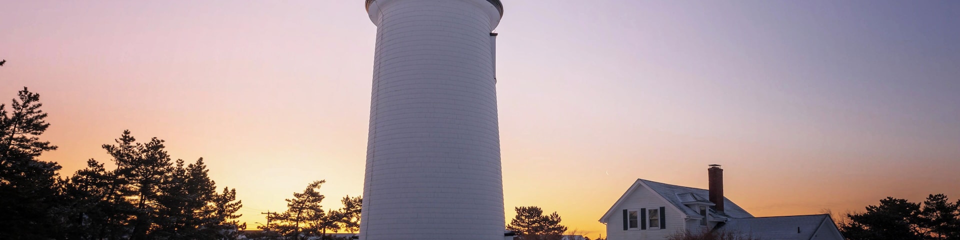 Plum Island Lighthouse protects the delta of the Merrimack River, and was commissioned for the first time in 1788 with a lantern that burned whale oil. Its current form dates from the year 1898. In 1927 it began to work with electricity and was automated in 1952. As you can see the light it emits is green.
The lighthouse's surroundings are always accessible and the structure itself is open some days a year. There is a big public parking lot just crossing the street from the lighthouse.
#USA #Lighthouse #Historical #MyBackyard #Trovember