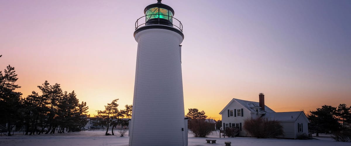 Plum Island Lighthouse protects the delta of the Merrimack River, and was commissioned for the first time in 1788 with a lantern that burned whale oil. Its current form dates from the year 1898. In 1927 it began to work with electricity and was automated in 1952. As you can see the light it emits is green.
The lighthouse's surroundings are always accessible and the structure itself is open some days a year. There is a big public parking lot just crossing the street from the lighthouse.
#USA #Lighthouse #Historical #MyBackyard #Trovember