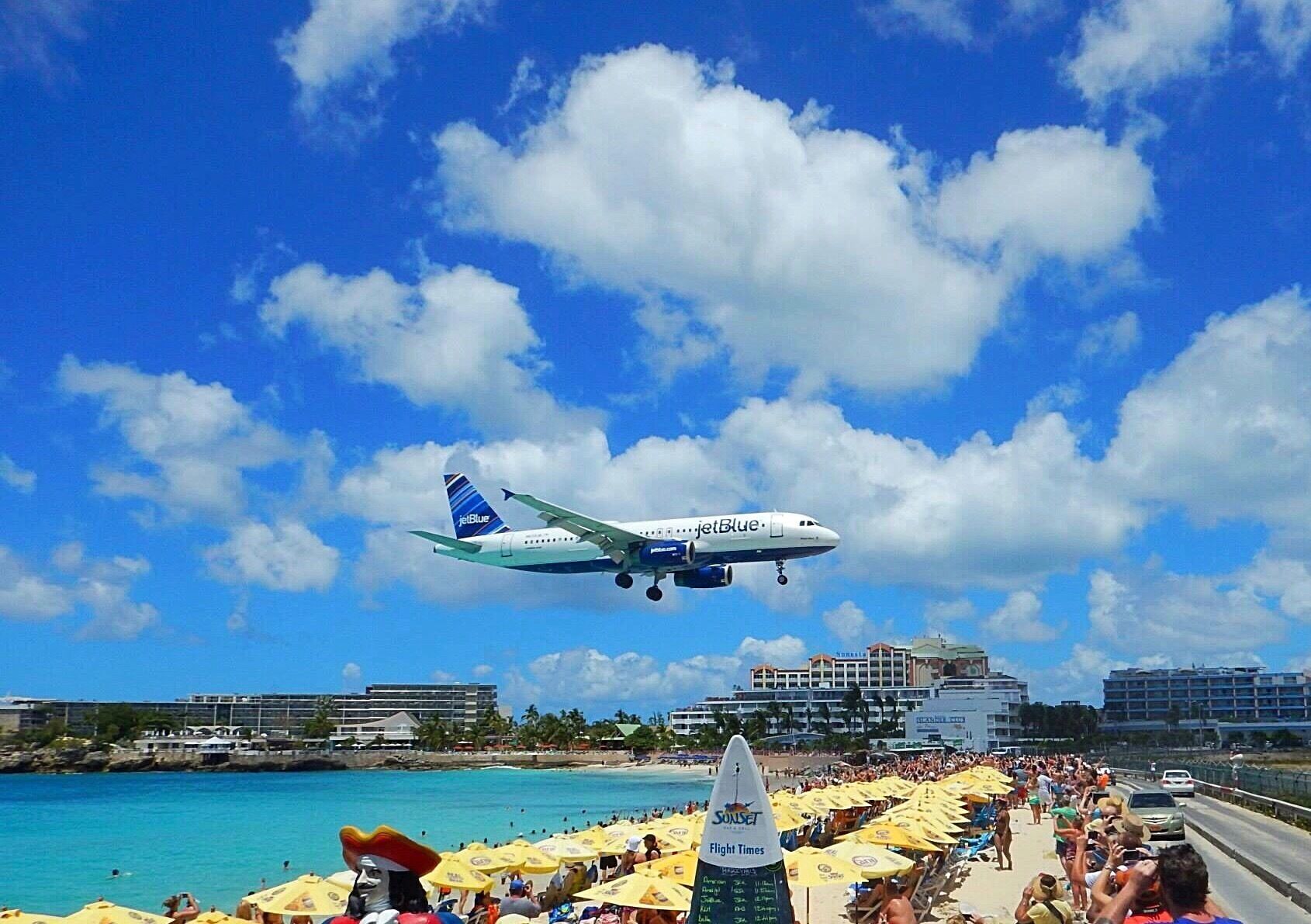 Don’t get blown away from the jets from the planes! #lifeatexpedia #bvsblue