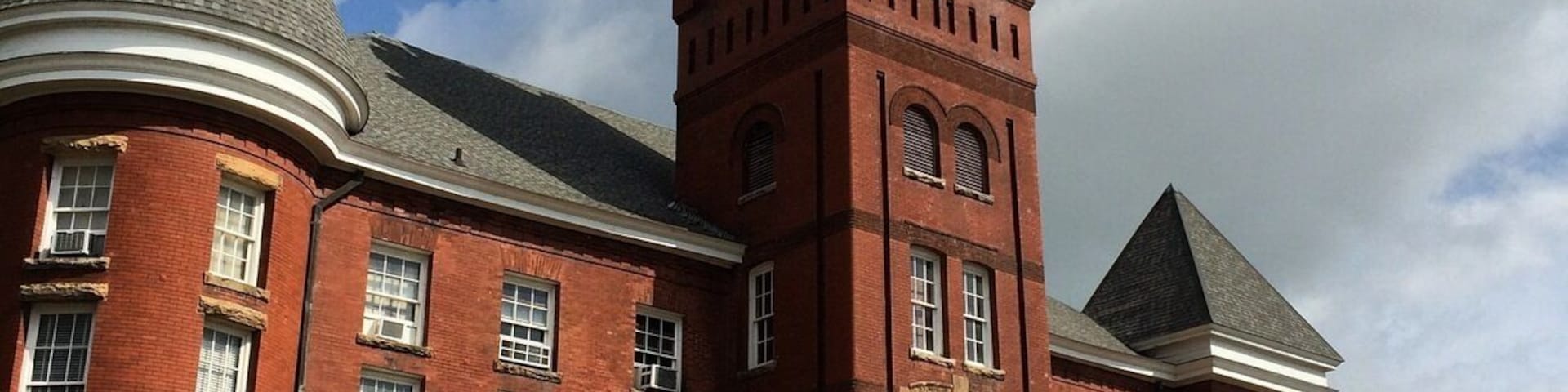 Jackson County Courthouse, Arkansas
#arkansas #courthouse #newport #architecture #streetview #oldbuilding