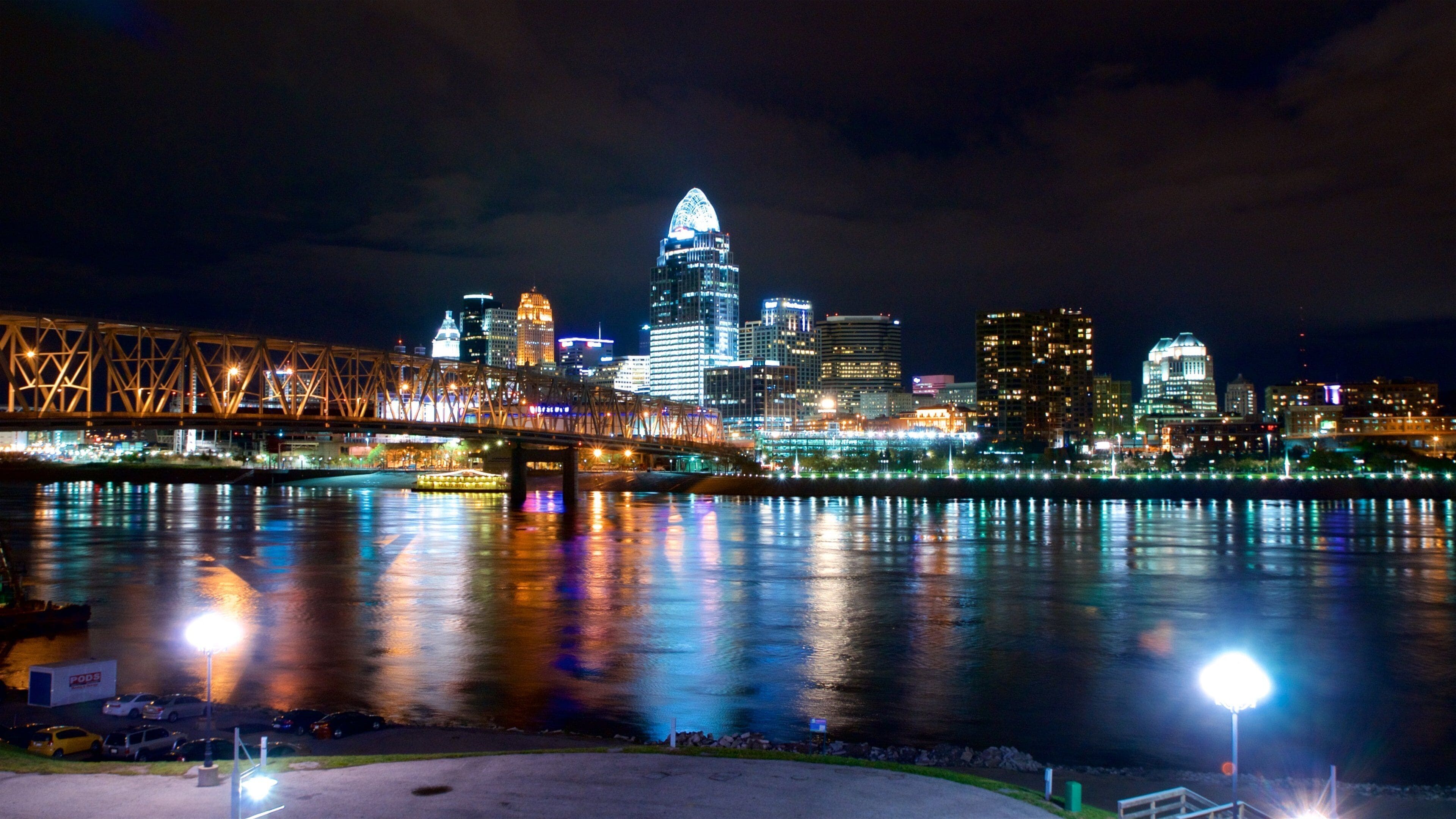 Newport que incluye escenas nocturnas, un puente y un río o arroyo