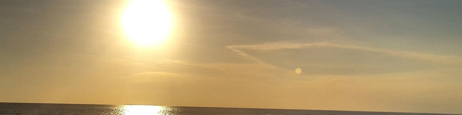 This sunset was taken just now at the beach fronting Bali Niksoma. #pinoyexpatinbali #thisishowweexplore #iamchristraveller