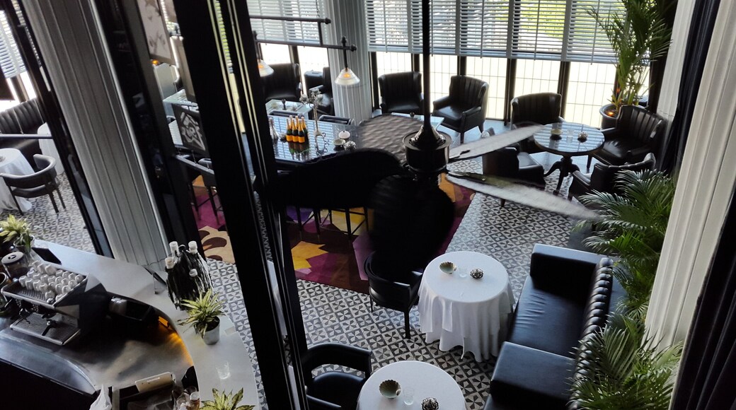 Was awed by this hotel's new offering, the plantation grill. Set up is like you are in a 1920's highend steakhouse. No shorts and flipflops allowed.