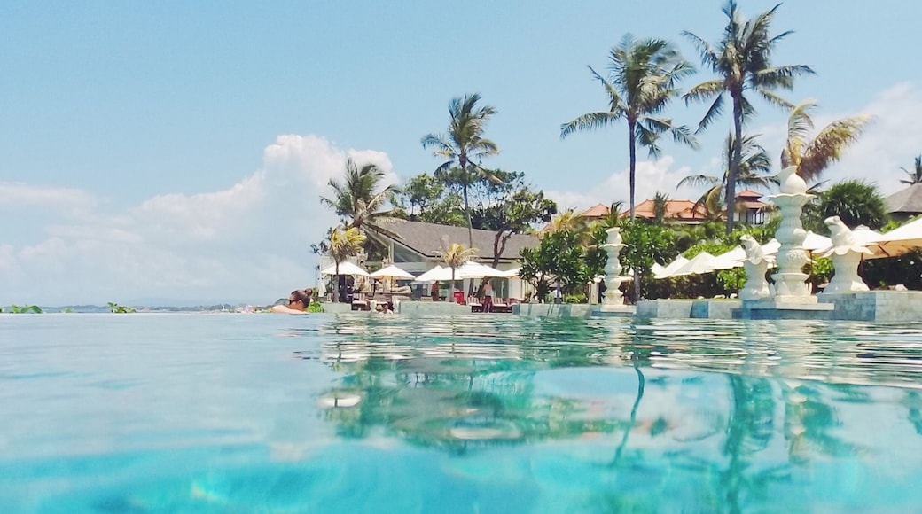 Nothing beats a good infinity pool. This one is right next to KuDeTa and perfect for those who want the bliss without the crowds. #LifeAtExpedia #BeachBound