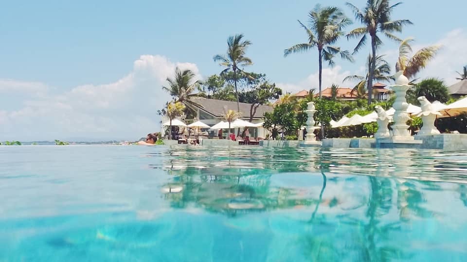 Nothing beats a good infinity pool. This one is right next to KuDeTa and perfect for those who want the bliss without the crowds. #LifeAtExpedia #BeachBound