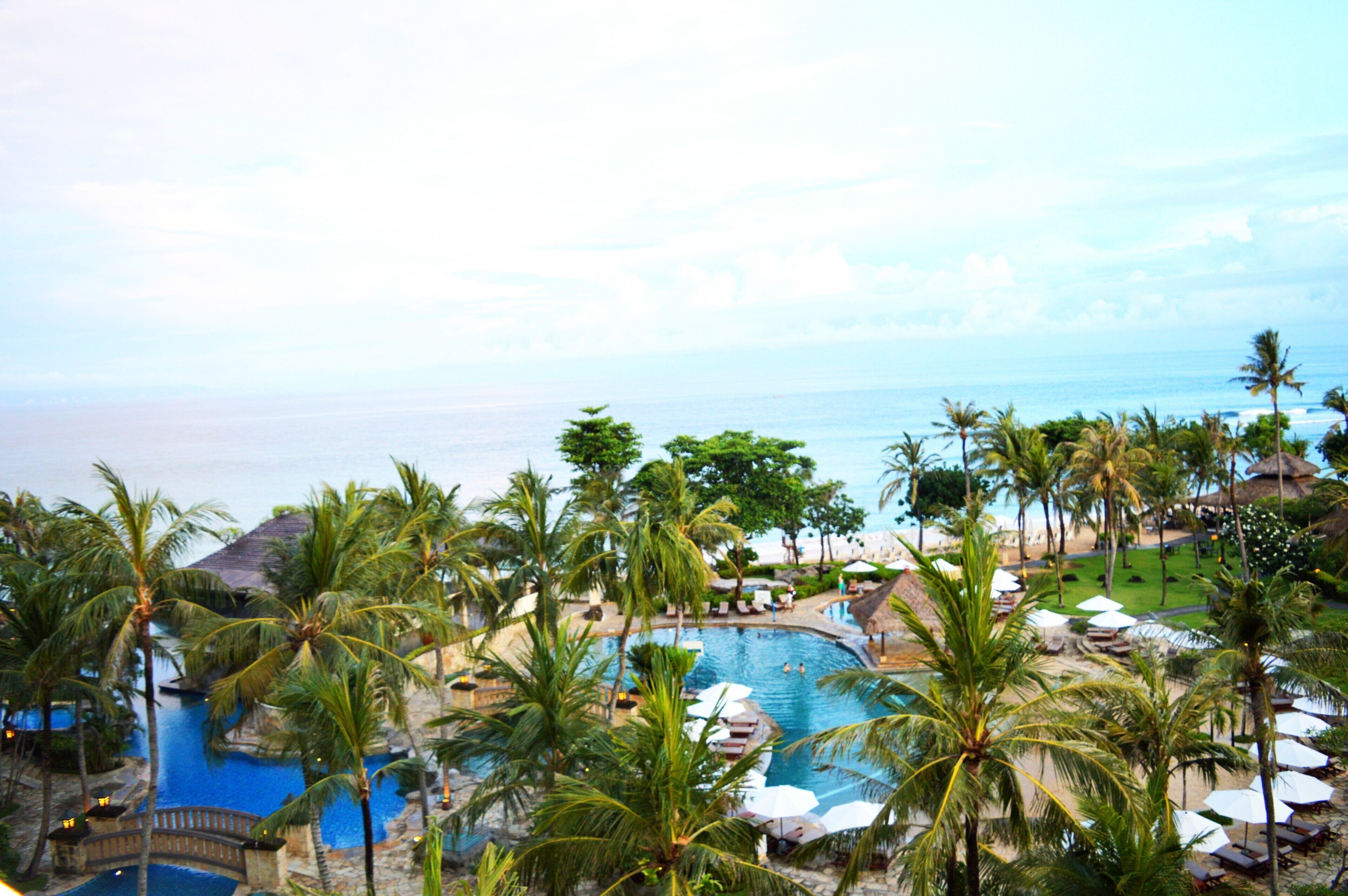 Go pool hopping in 7 different pools hosted by this resort sitting right on the beach. Filled with privacy and luxury.
#LifeAtExpedia