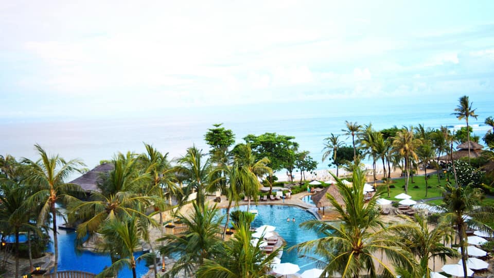 Go pool hopping in 7 different pools hosted by this resort sitting right on the beach. Filled with privacy and luxury.
#LifeAtExpedia