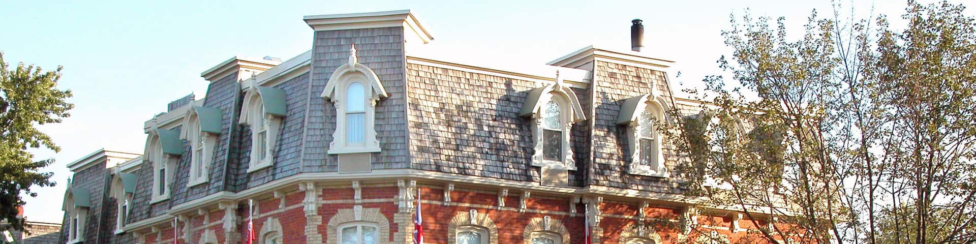 Un bâtiment historique sur lequel on peut lire l’inscription : « Hôtel Prince de Galles ».