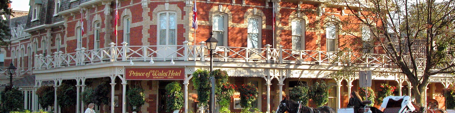 Un edificio histórico con un letrero que dice "Prince of Wales Hotel".