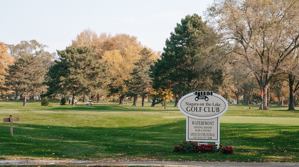Niagara-on-the-Lake showing golf and signage