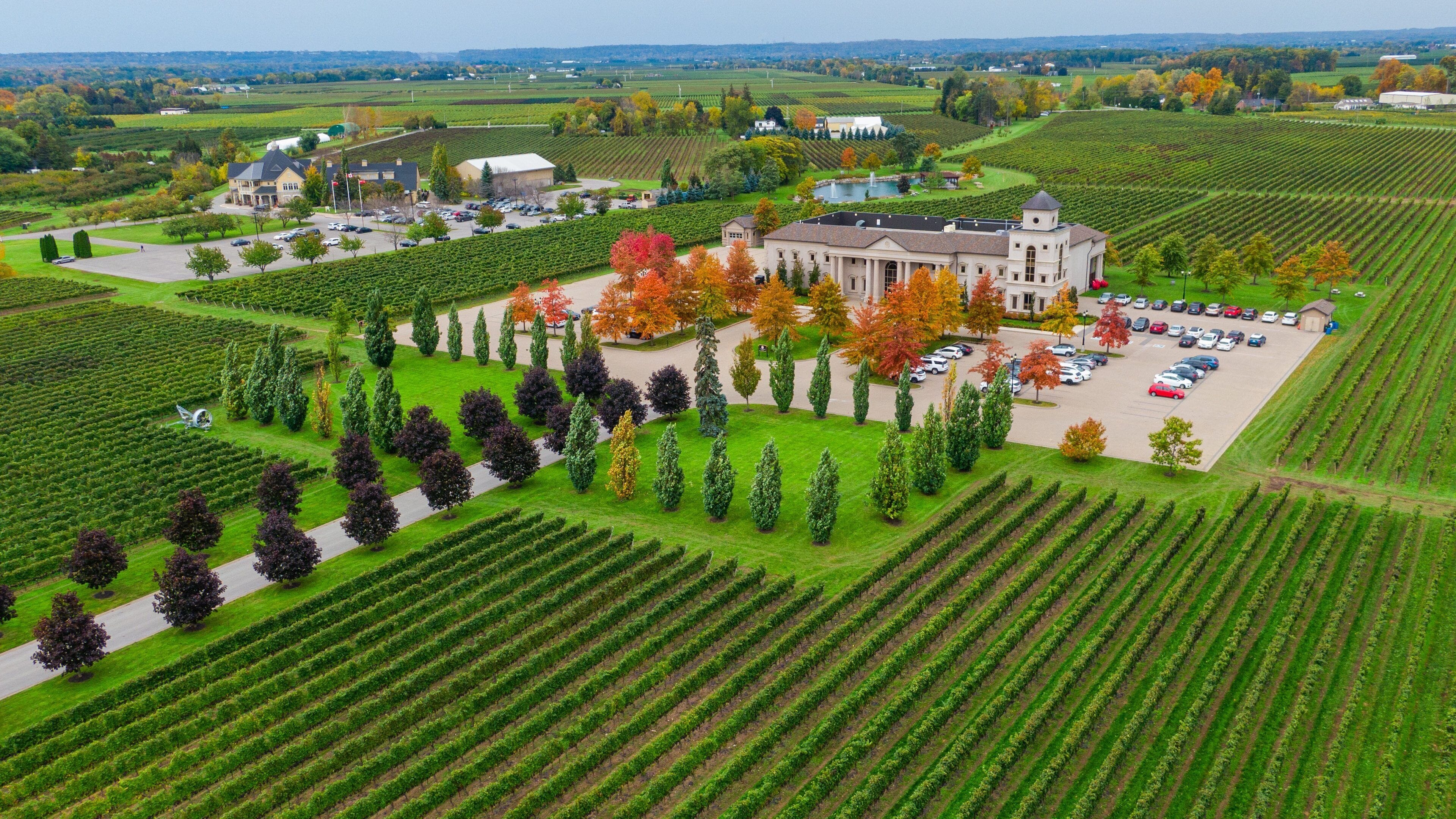 Niagara-on-the-Lake showing landscape views and heritage architecture