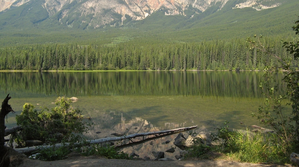 Quiet lake scene at Pyramid Lake