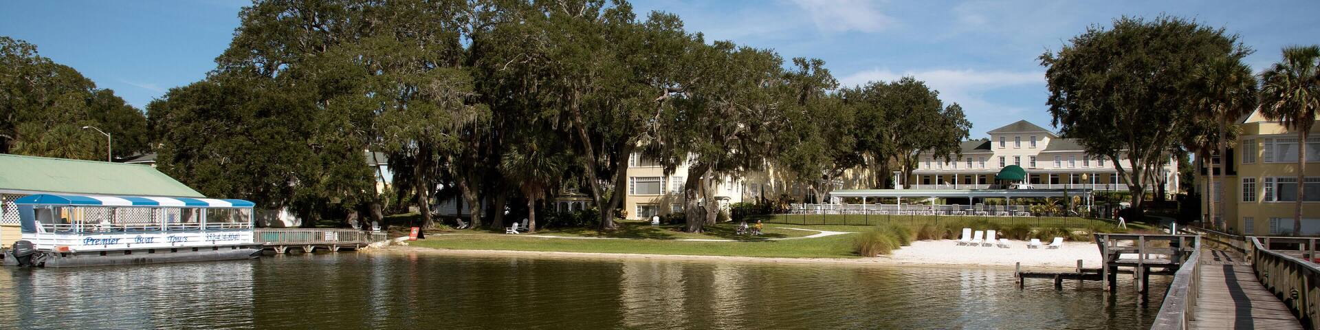 H9E5YD Mount Dora Florida USA - Lakeside property and beach of Lake Dora