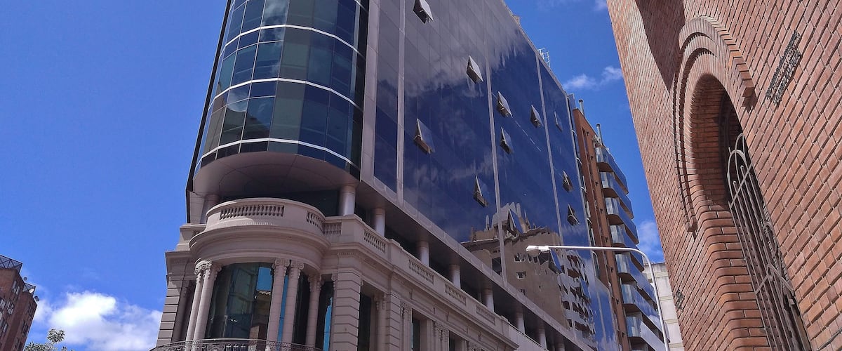 Córdoba Business Tower located in the emblematic Hipólito Yrigoyen Avenue of the Nueva Córdoba neighborhood, built in 1998 was the first intelligent building for offices in the interior of the country. It has been transformed into an architectural landmark of the City of Córdoba and an obligatory point of reference within the city. On the right, the Archbishopric of Córdoba.
#TroveOnTuesday