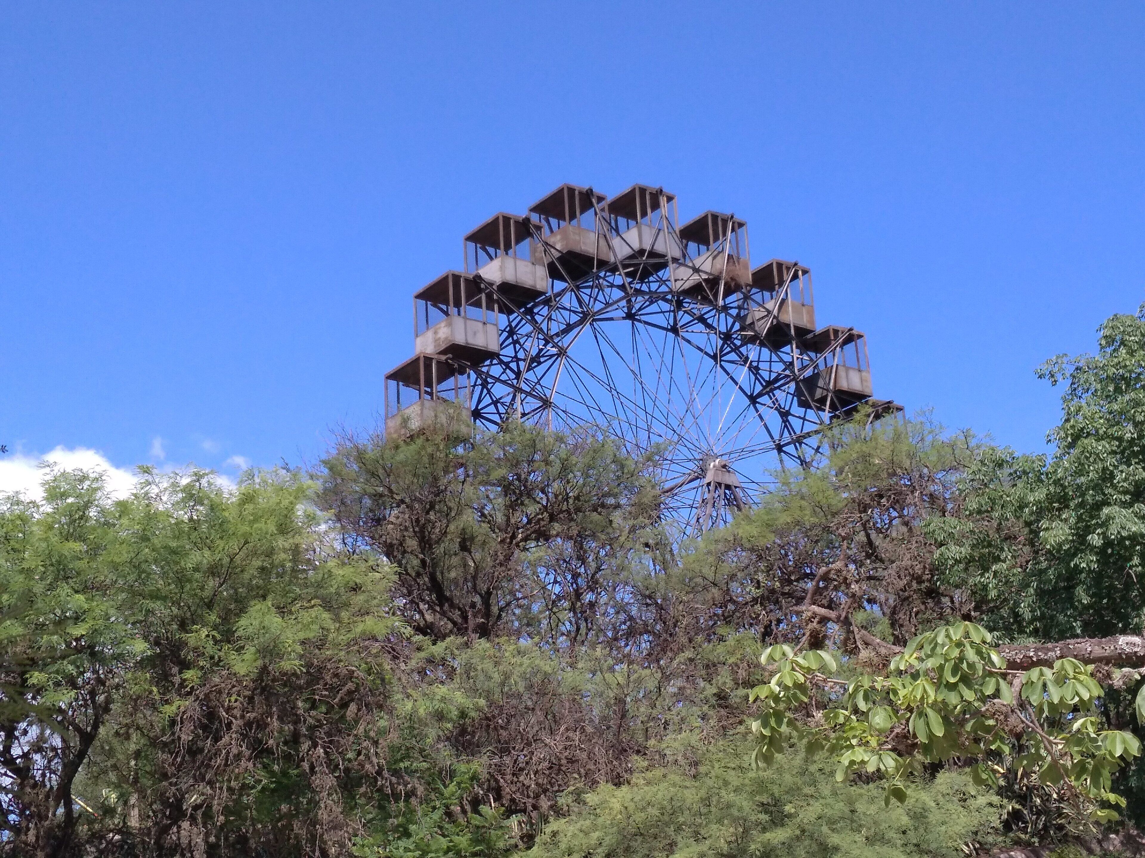 
La Rueda Eiffel (Eiffel Wheel), also known as the Vuelta al Mundo de Córdoba, is a large iron Ferris wheel in Parque Sarmiento in Córdoba.
Made by the famous workshops of the French engineer Alexandre Gustave Eiffel. Its circular structure, 27 meters in diameter, was supported by intersecting axes similar to the spokes of a bicycle wheel. Eccentric and of big dimensions, it contained twenty cabins with capacity for six people each cabin.












