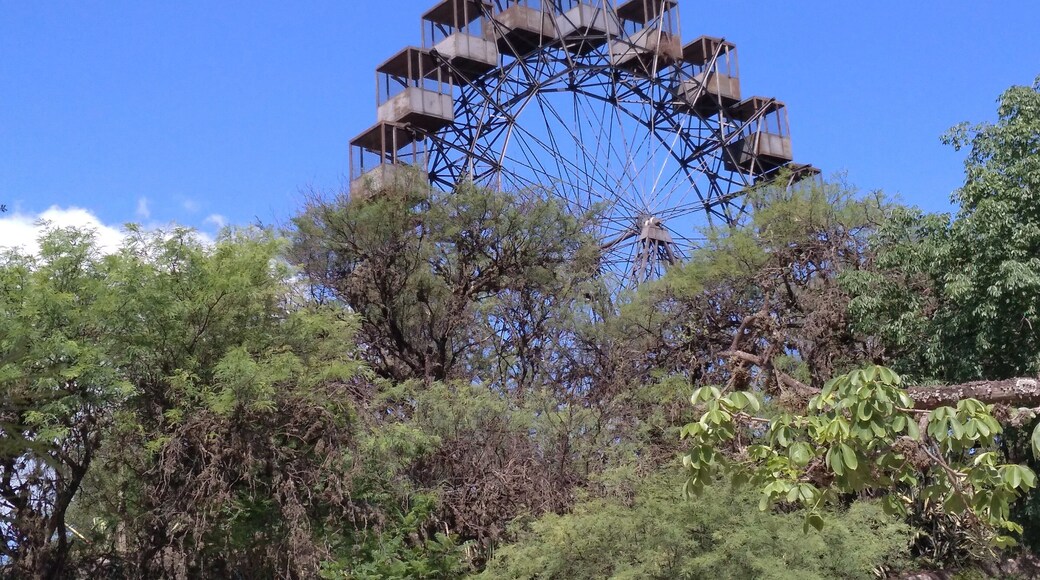 La Rueda Eiffel (Eiffel Wheel), also known as the Vuelta al Mundo de CĂłrdoba, is a large iron Ferris wheel in Parque Sarmiento in CĂłrdoba.
Made by the famous workshops of the French engineer Alexandre Gustave Eiffel. Its circular structure, 27 meters in diameter, was supported by intersecting axes similar to the spokes of a bicycle wheel. Eccentric and of big dimensions, it contained twenty cabins with capacity for six people each cabin.