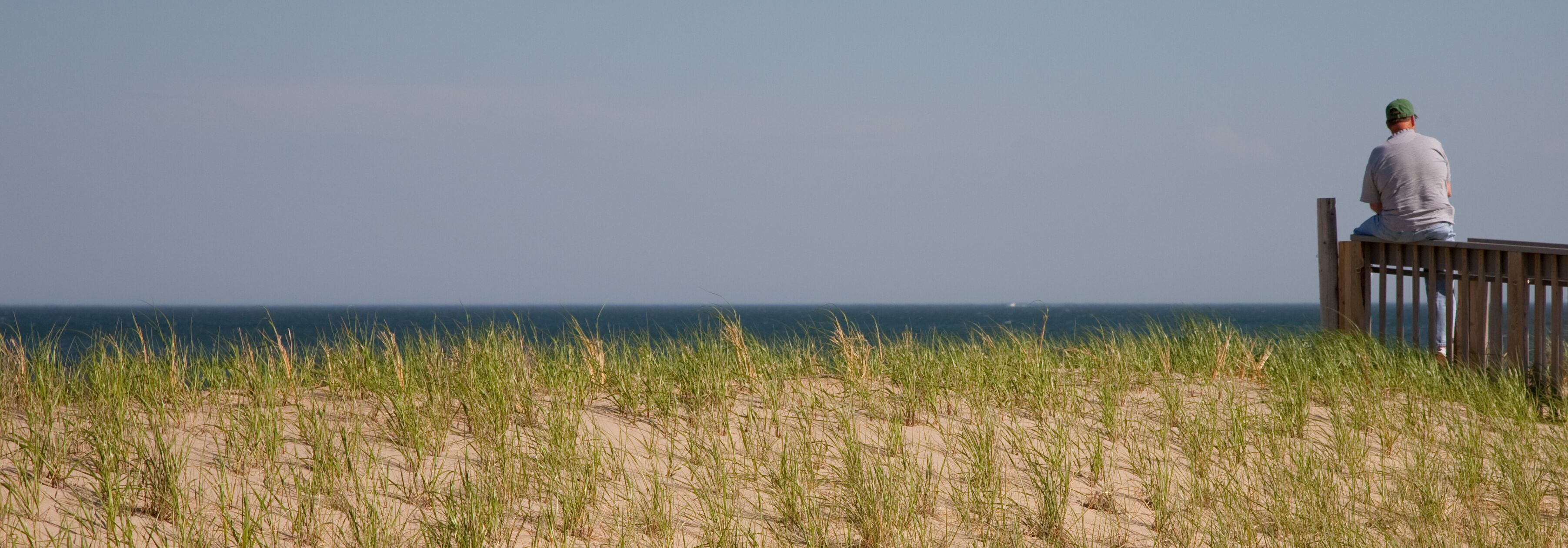 Homme seul contemplant l'océan.