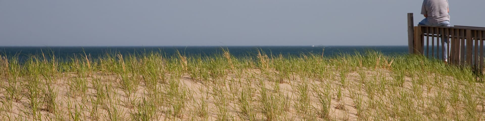 Homme seul contemplant l'océan.