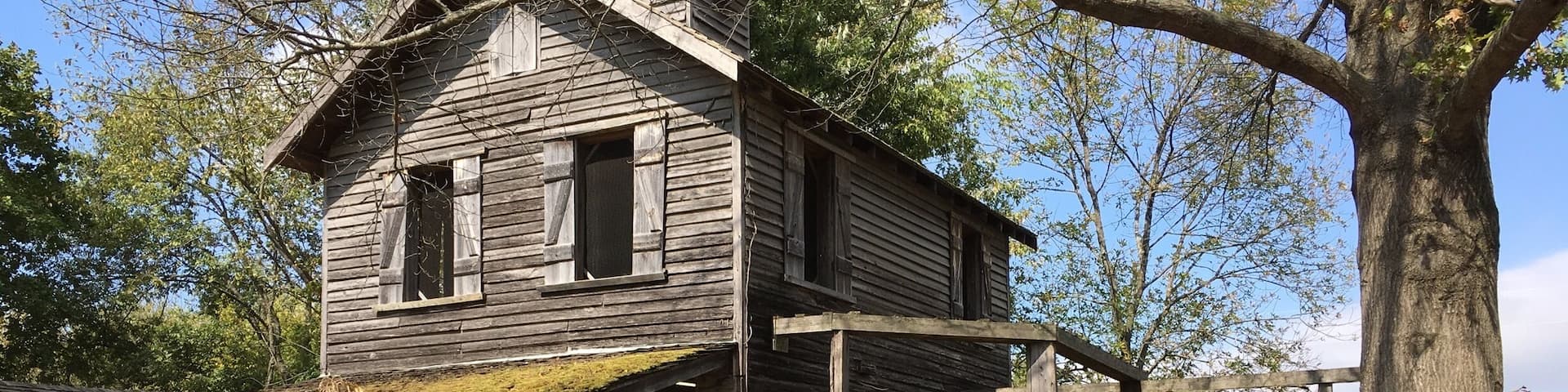 Small historic town open for free tours. Look inside buildings and museums.