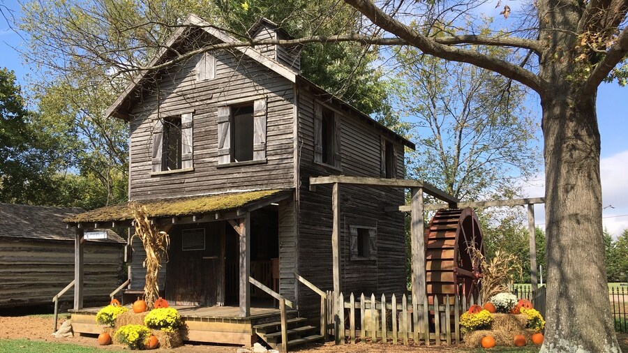 Small historic town open for free tours. Look inside buildings and museums.