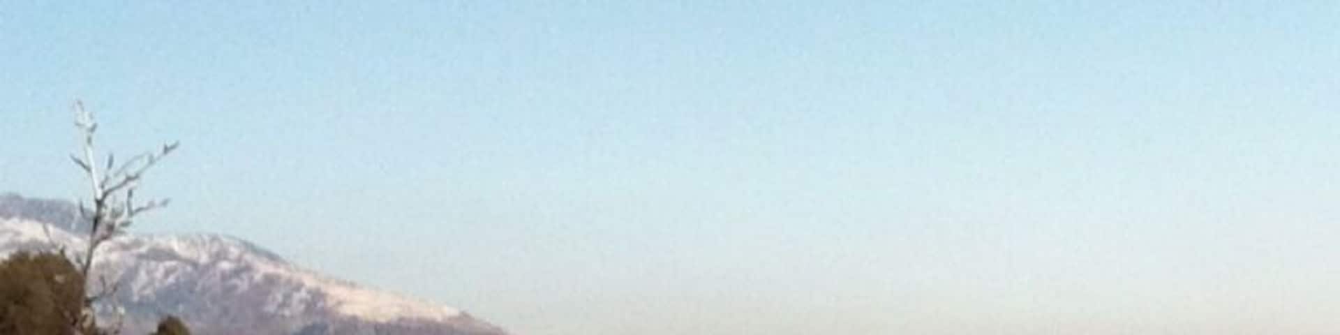 Uma cordilheira sob um céu claro.