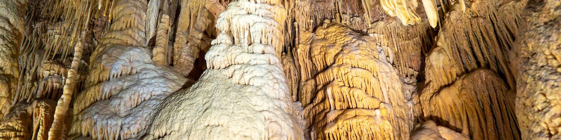 Eine Höhle mit Stalaktiten und Stalagmiten.