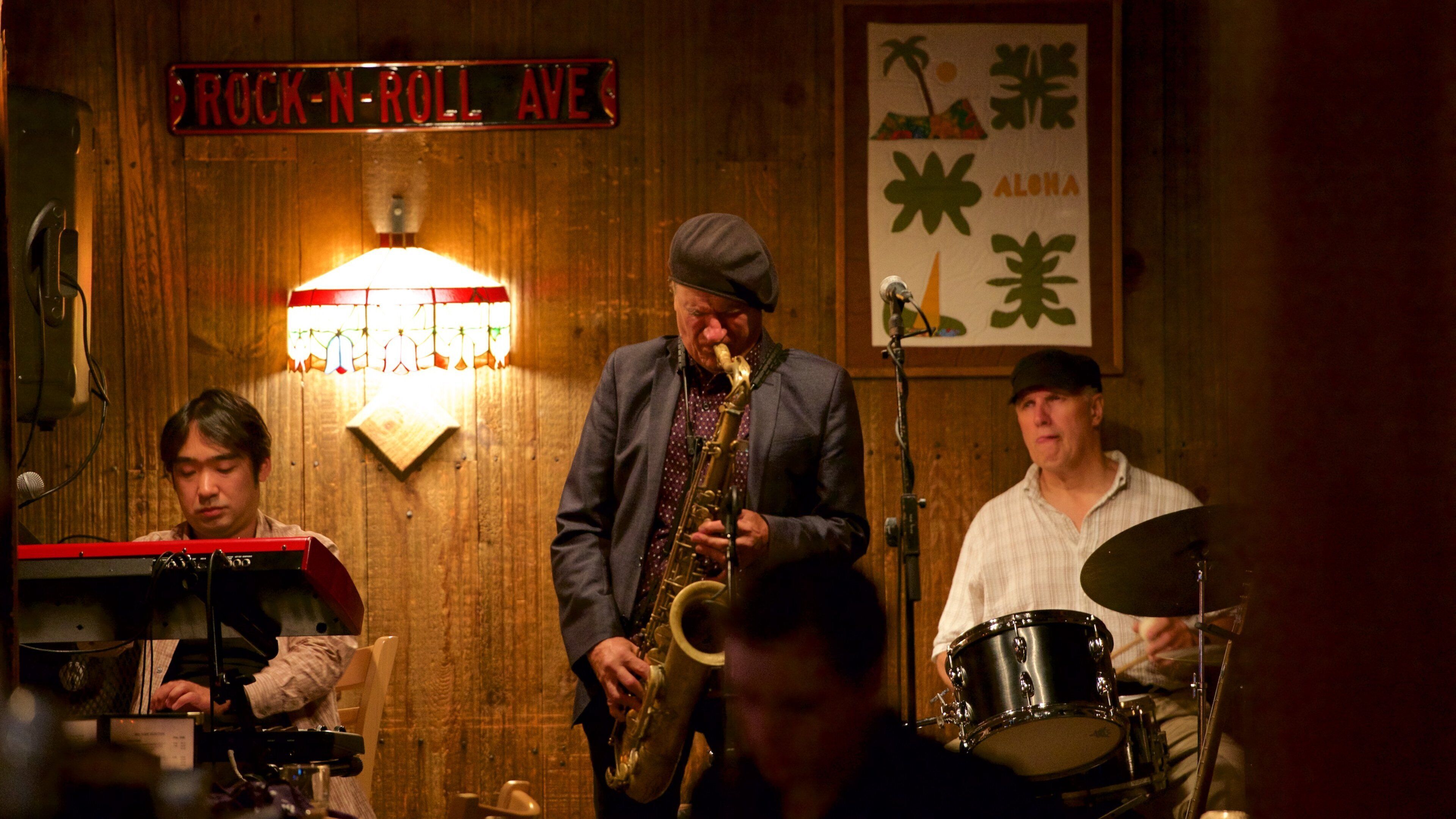 Mystic inclusief muziek en podiumkunst en ook een klein groepje mensen