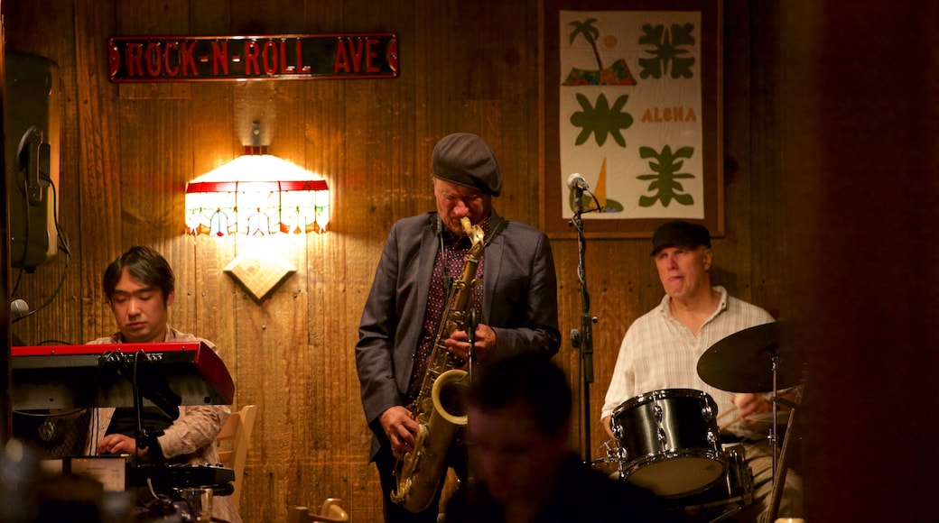 Mystic inclusief muziek en podiumkunst en ook een klein groepje mensen