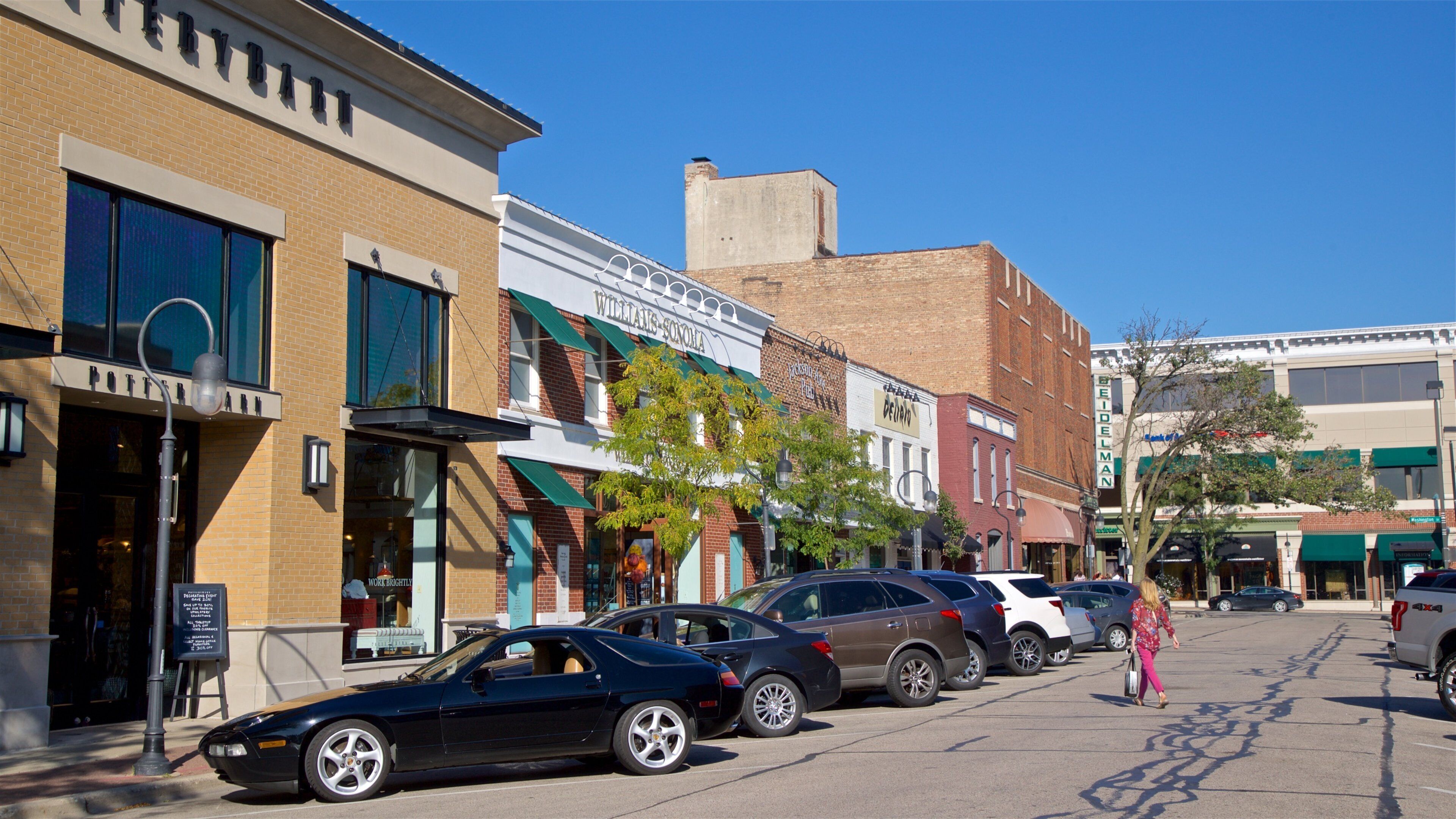 Rua com edifícios de tijolo, incluindo um restaurante chamado 'Williams-Sonoma'.