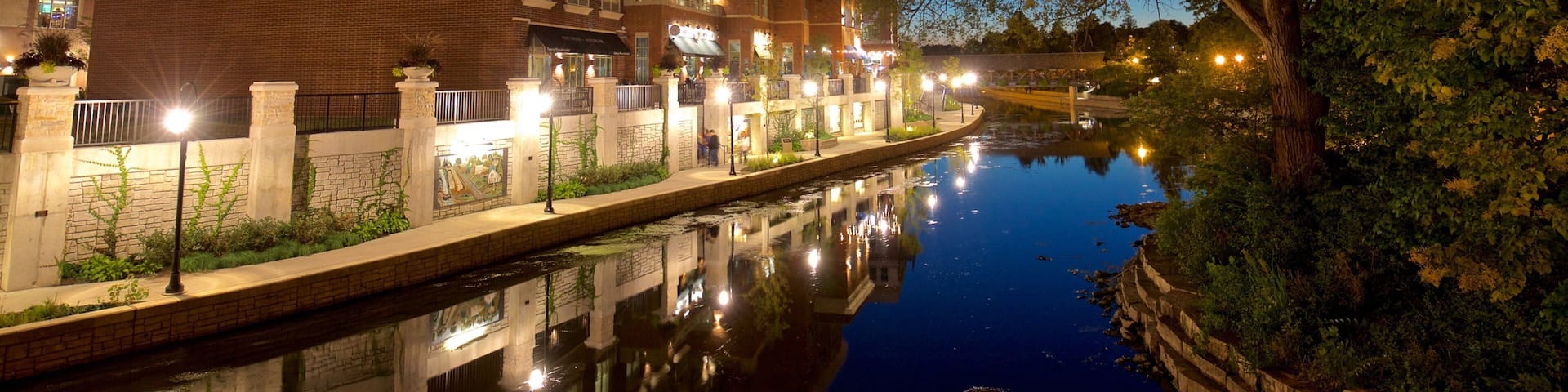 Naperville presenterar nattliv och en Ă„ eller flod