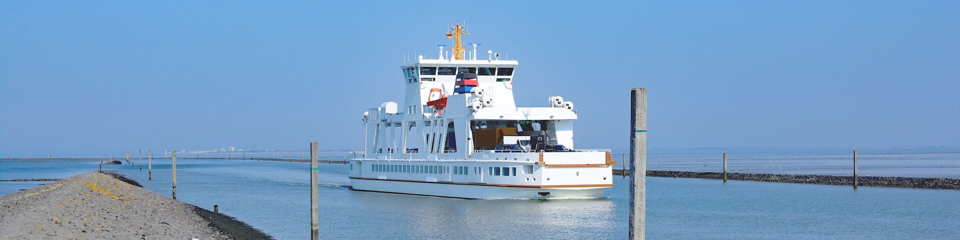 die Norderney-Fähre bei der Ausfahrt in Norddeich,Nordsee,Ostfriesland,Deutschland