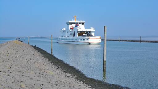 die Norderney-Fähre bei der Ausfahrt in Norddeich,Nordsee,Ostfriesland,Deutschland